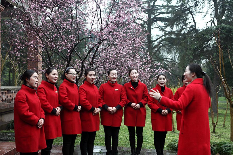 國(guó)家二級(jí)演員、揚(yáng)州市文化館社會(huì)工作中心主任周倩為船娘們培訓(xùn)揚(yáng)州小調(diào)